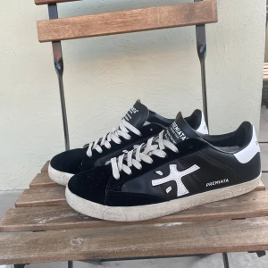 Premiata Skor🔥 - Säljer nu dessa feta svarta Premiata skor i storlek 43, så himla snyggt är dom på fot och speciellt när man har med jeans.🔥🔥 inget og med följer bara skor🔥✅✅⭐️Skicka prisförslag!! TAR GÄRNA BYTEN! 