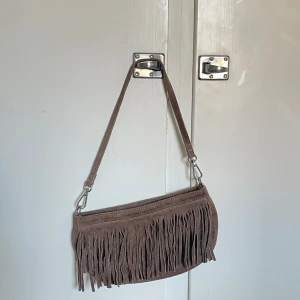 Väska från Brandy Melville - Brun väska från Brandy Melville i fejk mocka. 