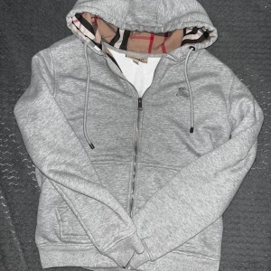 Burberry Hoodie  - Tja! Säljer min burberry Hoodie för 750kr. Skicket är 9/10. Säljer pågrund av att jag inte vill ha kvar den. Skriv gärna om du har frågor. Pris kan diskuteras!