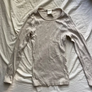 Beige långärmad tröja - Basic långärmad tröja från HM som funkar med allt🌸