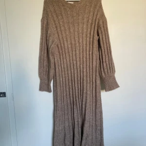 Stickad klänning från By Malene Birger - Stickad klänning från By Malene Birger. Jag är storlek M och 172 cm lång. Den slutar ovanför anklarna på mig. Hittar dessvärre ingen storlek men kan tänka mig att det är M/L 