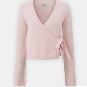 Stickad tröja  - Rosa jätte fin sticka tröja som har knytnings detaljer och lite vida armar. Slutsåld vad jag kan se på ginatricots hemsida. 