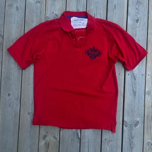 Polo Jearsey - Polo tröja med siffra på ryggen och embroidery.