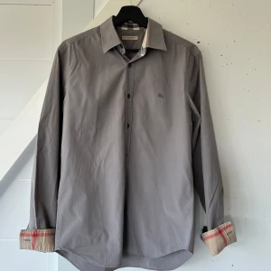 Burberry skjorta - Burberry skjorta i väldigt bra skick, köp sker via sicuro