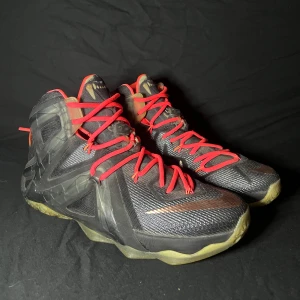 Nike Basketskor - Säljer ett par Nike Lebron 12 Elite Basketskor. Bra skick, köpta i USA nånstans mellan 2013-15 Size 10 US/EU 44 Nike Lebron 12 Elite ’724559-091’