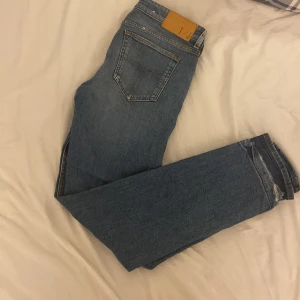 Tiger of Sweden ”Rex” Jeans - Byxorna är knappt använda, köpta på sampel sale. De kom med de slitna topparna, går att vika upp om man vill. Satt lite för tight på mig men passar förmodligen någon mitt lite smalare ben!
