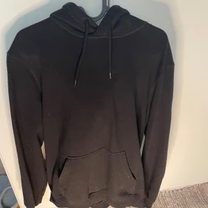 Svart hoodie - Vanlig svart hoodie, bra skick 