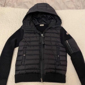 Moncler cardigan  - Storlek M, bra skick, ”äkta”❌  Både NFT och QR koden funkar
