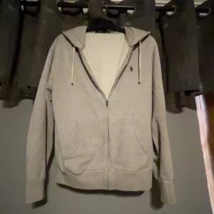 Ralph Lauren - Fet Ralph lauren zip. Passar storlek M. Inte använd mycket alls. Väldigt bra skick. Nypris 1500.