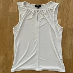Dkny blus - Fin och elegant dkny blus som formar sig fint efter kroppen💗