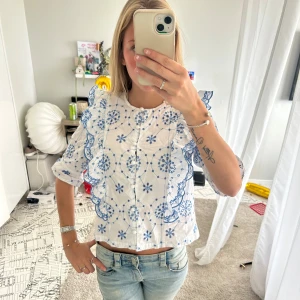 Söt blus - Volang blus från Lindex! Jätte fin och fint skick🤍