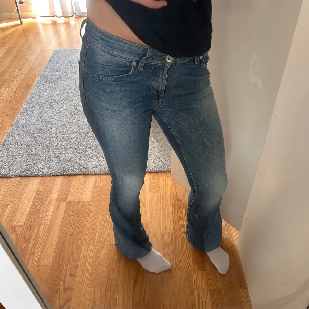 Säljer mina jätte fina tiger of sweden jeans. Dom är omsydda till bootcut jeans💞 riktigt bra sydda💞 säljer då dom är för små på mig. Det står inte vilken strl det är men jag skulle säga att dom är XS jag brukar i vanliga fall ha S/34💞. Jeans & Byxor.