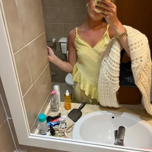 Gul klänning  - Supersöt gul klänning  Går till vaderna 💘