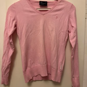 Peak performance tröja  - En jätte fin rosa kabelstickad peak performance tröja i storlek XS. En perfekt höst tröja då den är bekväm att ha på sig och håller värmen bra! 