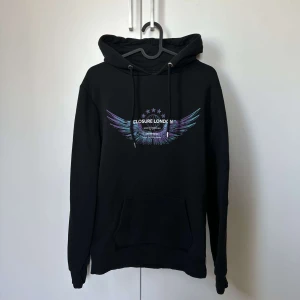 Closure London hoodie  - Säljer en Closure London hoodie som är i väldigt bra skick storlek xs, nypris 300 kr 