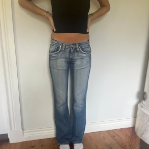 Lågmidjade vintage jeans  - Midjemått( rätt över): 37cm  Inerbenslängd: 84cm   Köp dem via ”KÖP NU” eller Swish  Modellen är 170 cm, inga defekter 💕  