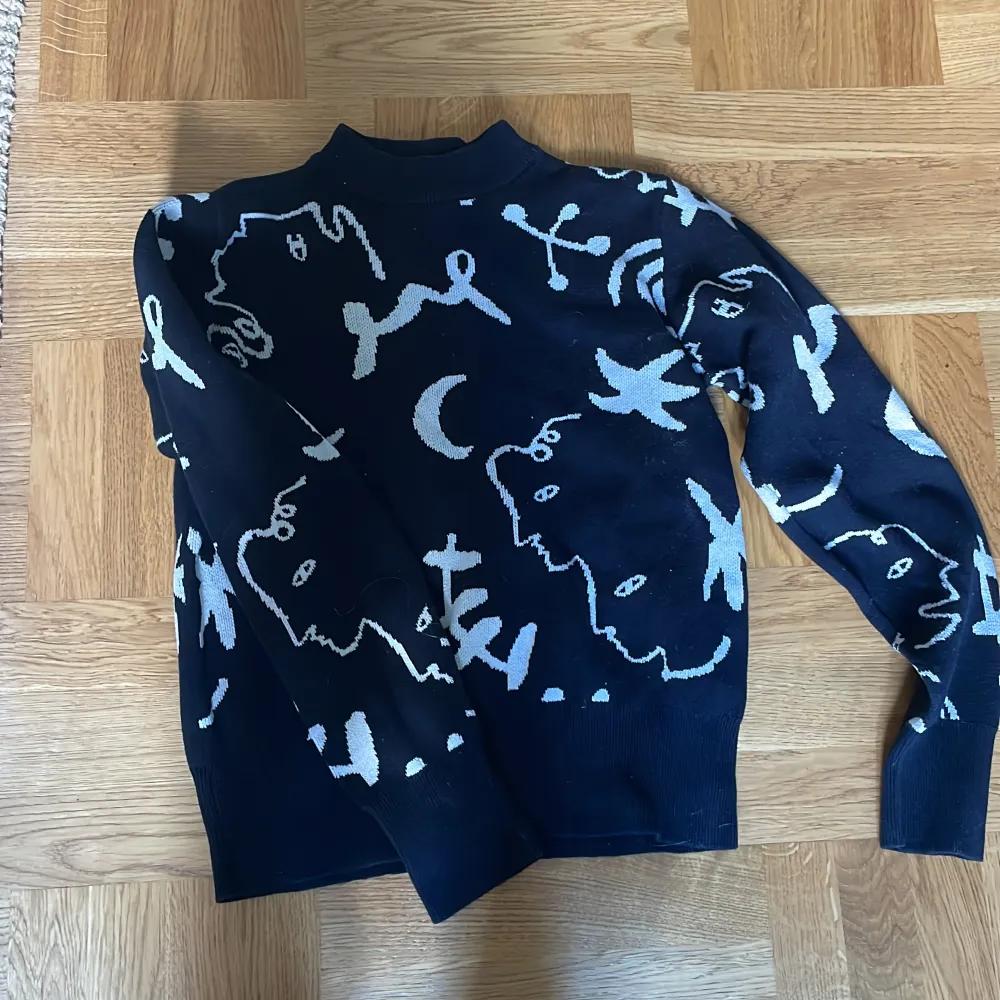 Säljer denna mysiga stickade sweatshirten från monki i strl xxs. Storleken passar xs och s också (den sitter ganska löst för att vara xxs❤️ ) perfekt nu till hösten!🍂🎃. Tröjor & Koftor.