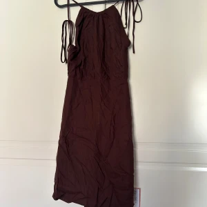 Brun Glamorous klänning - Skick: väldigt bra med prislapp kvar