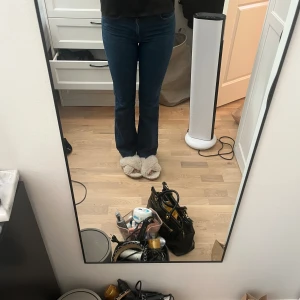 Jeans  - Wrangler jeans i mycket fint skick. Knappt använda. Mycket sköna och stretchiga 