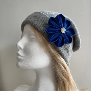 Brosch  - Handgjord brosch med Swarovskikristall. Kan fästas med nål som sitter på baksidan. Så söt på kappan eller varför inte mössan.