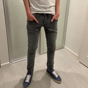 Dondup Jeans George  - Säljer nu dessa sjukt snygga dondup George jeans som är i riktigt bra skick utan defekter, de på baksidan är populär design, skriv vid fler frågor o funderingar🙌🏼