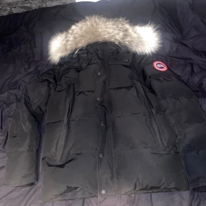 Canada goose jacka - Canada goose jacka bra skick  Pris kan diskuteras   
