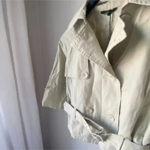 Jacka  - Jätte snygg trekvart jacka som är köpt på plick men bara blivit använd av mig 2 gånger, i bra skick😇😇storlek 38 men mer som en xs,s