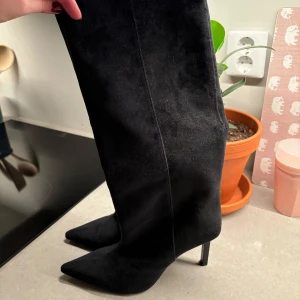 Svarta stövlar  - Skitsnygga kaxiga stövlar från Zara i strl 39. Benen blir så snygga och skorna är riktigt sköna att gå i. En perfekt klubb-sko. 😋 Använda 1 utekväll. Säljes då jag har får många. Köptes för runt 1000kr. 