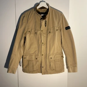 Barbour field jacket - Riktigt snygg barbour jacka. Kostade 3500 ny. Skriv gärna vid funderingar! Bara använd en gång 