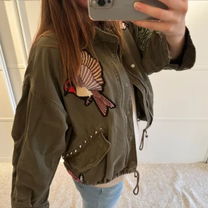Hm cargo jacka - Slutsåld hm jack- i mycket bra skick💞 strl xs men passar mer som en S❣️ köp gärna genom köp nu🥰