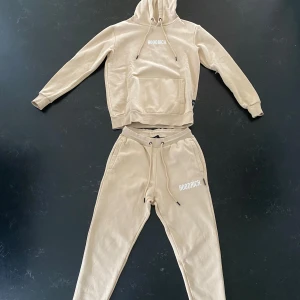 Hoodrich set  - Säljer ett set från hoodrich. Använd men i bra skick. Hör av er vid frågor.