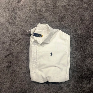 Ralph Lauren Skjorta - Säljer min oanvända Ralph Lauren Skjorta i vit färg och storlek S. Nypris 1499 - mitt pris 699. Skick 10/10 och passar bäst för dig som är mellan 170-175. DM vid intresse 🤝💯