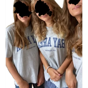 Oversized t-shirt med text - Har två t-shirtar kvar men går även att köpa en (dock så kul att matcha med sin kompis), såå coola!! En för 35kr, två för 55 så SÄLJER BILLIGTT:))