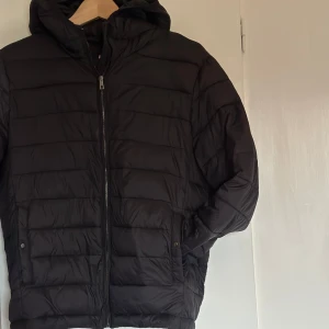 Höst Jacka - Pull & Bear Jacka storlek L sitter mer som än M, använd fåtalet gånger. 