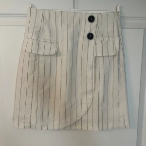 Linne kjol - En Off white kjol i linne liknande tyg från Gina Tricot. Endast använd 1 gång.