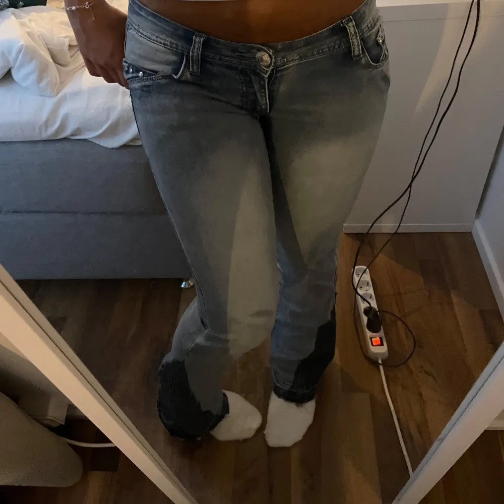 Hej! Jag säljer dessa super coola jeansen som jag har sytt bootcut förhand, storlek s/m dem är inte perfekt sydda men väldigt snygga på❤️. Jeans & Byxor.