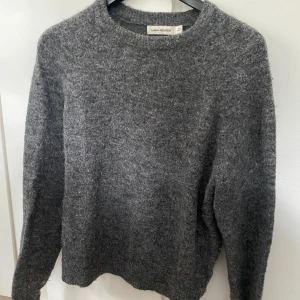 Stickad tröja - Grå stickad tröja ifrån Carin Wester. Jättebra skick och skönt matreal.