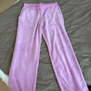 Juicy couture  - Byxor från juicy couture, i färgen rosa. Lite smutsiga längst ner men annars i fint skick 🩷