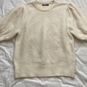 Gräddvit Stickad Tshirt - Säljer denna jättefina stickade t-shirten med puffärmar ifrån Gina Tricot💕 Pris kan diskuteras vid snabb affär💕