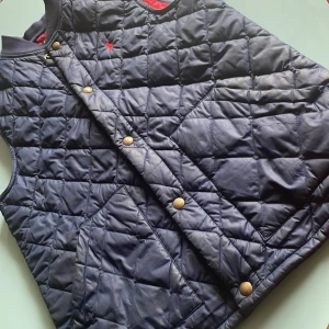 Ralph lauren- quiltad väst - En ralphlauren väst som är perfekt nu för höst, också perfekt för dig som behöver en snygg väst. Går att styla med mycket. Original pris - 1500. Mitt pris går abslout att diskuteras💯 inga defekter eller liknande. Andvänd få gånger! Skick 10/10