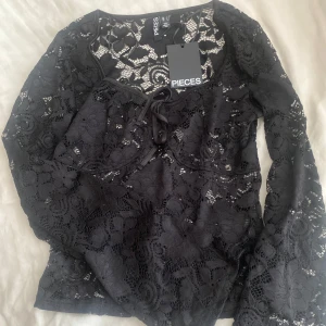 Spets topp (PCAMALIE LS LACE TOP D2D) - Super fin och gullig spets topp ifrån nelly. Säljer pga den inte passade mig + kostnad på retur därav jag säljer denna här.🫶🏻 slutsåld på hemsidan. (Prislappen kvar) köpt för 339 inkl frakt