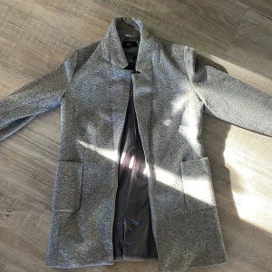 Lätt kappa  - Tunn kappa som går att ha både inomhus och utomhus. Vår/tidig höstjacka. Ingen dragkedja eller knappar. Från Veromoda. Märke only. Knappt använd 