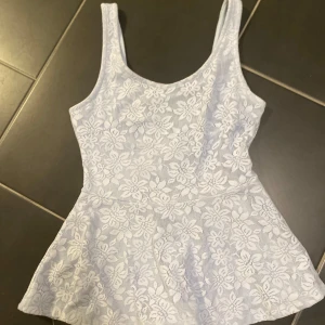 Ljusblå Topp - Ljusblå topp får Gina Tricot, anvämd fåtal gånger så i fint skick👌🏻