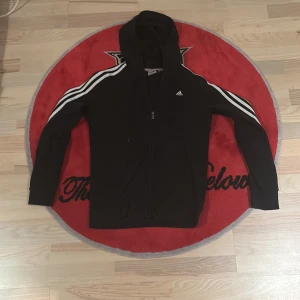 Adidas hoodie - Adidas hoodie i mycket bra skick storlek S bara att skriva kring frågor om mått o liknande