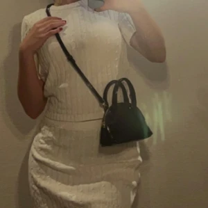 Väska  - Jättefin mindre väska, går att ta bort banden.  Helt ny 