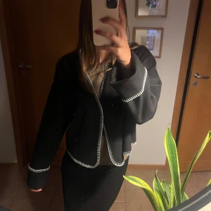 Svart cardigan  - Säljer denna fina cardigan från Gina tricot. Passar perfekt som jacka nu.  Storlek s  Knappt använd 