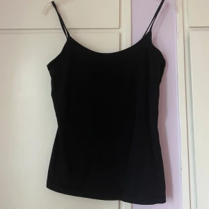 Svart linne - I fint skick!  Hm basic.