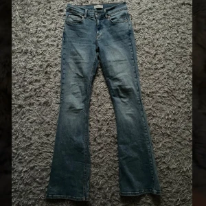 Lågmidjade jeans⭐️ - Säljer dessa lågmidjade jeansen som inte passar längre. Byxorna är använda och har lite slitningar längst ner. Utom det är det inga skador. De är långa på mig som är 166cm. Köpta för 500kr.