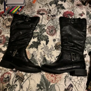 Läderstövlar  - Ett par läder stövlar som är fodrade och fina (inte äkta). Det har släppt lite ovanför hälen (se bild 2)