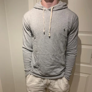 Ralph Lauren | Hoodie - Säljer denna fina Raffe hoodien! | Mycket fint skick utan defekter! | Storlek S. | Ställ gärna frågor innan du köper!